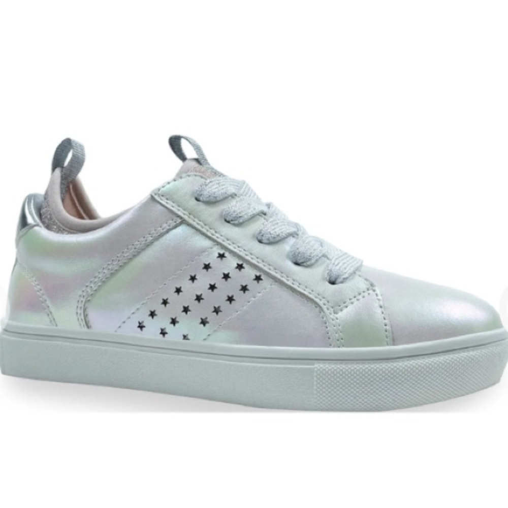 New Madden Girl Kids White Sneakers.Sz 2 Iridescent w/ silver trim  silver laces